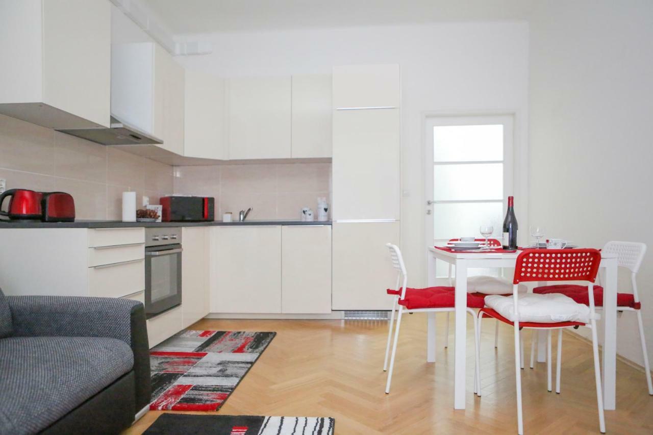 Stylish Apartment A Few Steps From Metro Prague Exterior photo