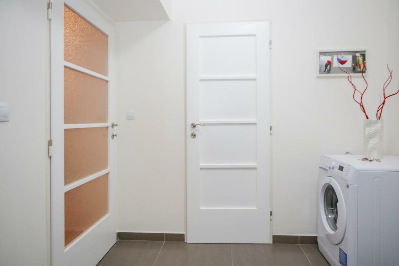 Stylish Apartment A Few Steps From Metro Prague Exterior photo