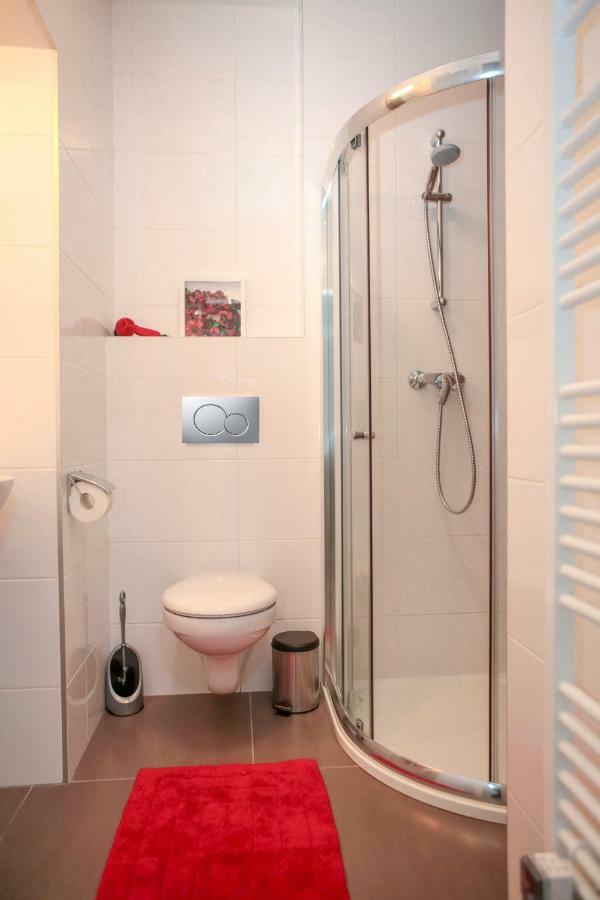 Stylish Apartment A Few Steps From Metro Prague Exterior photo